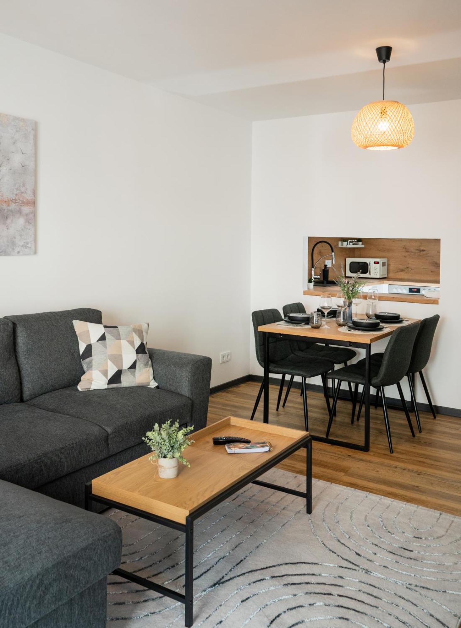 Reitz - Apartment I Zentrale Lage I Stellplatz I 55Qm I 2 Zimmer I Kueche I Bad I Terrasse Bad Hersfeld Bagian luar foto